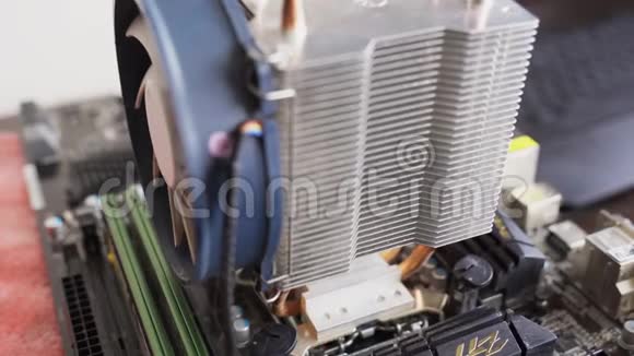 计算机设备维修清洗服务服务人员安装CPU冷却器风扇的特写视频的预览图