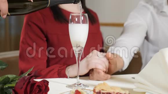 婚姻观念爱和浪漫主义关系服务员把香槟倒入玻璃杯中让两个人慢动作特写镜头视频的预览图