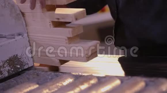双手合拢木头合拢家具厂的工作流程视频的预览图