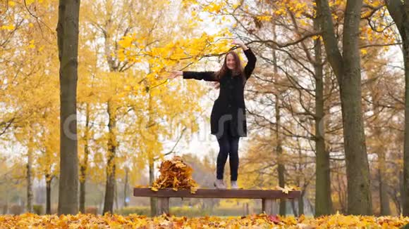 女人跳舞跳踢黄枫叶视频的预览图