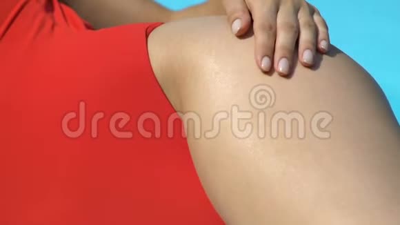 一个女人在游泳池旁边用鸡尾酒诱惑抚摸身体在酒店度假视频的预览图