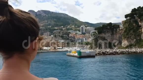 女孩在海岸线寻找酒店在安静的度假小镇舒适休息视频的预览图