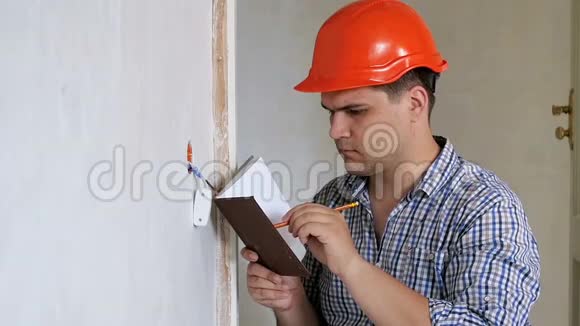 男建筑工人或建筑工人做测量并在视频的预览图