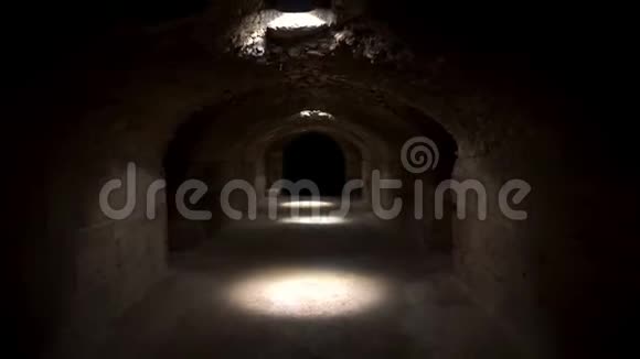 穿过黑暗的罗马地下室突尼斯ElJem圆形剧场地下层古罗马建筑这就是视频的预览图