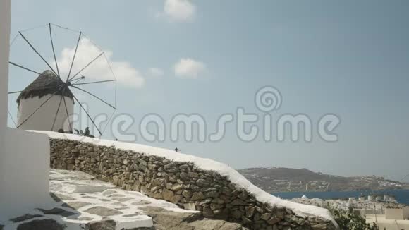 一个古老的风车在米科诺斯的乔拉上空的大镜头视频的预览图