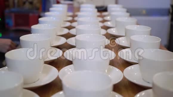 餐馆里有很多茶或咖啡的杯子准备好参加聚会视频的预览图
