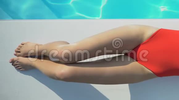 靠近游泳池温泉度假酒店度假酒店附近的女性脱毛腿视频的预览图