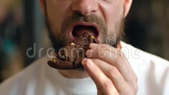一个人在咖啡馆里吃巧克力饼干视频的预览图