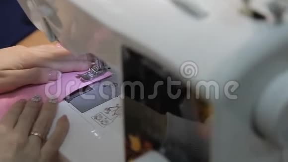 那个女孩缝在缝纫机上视频的预览图