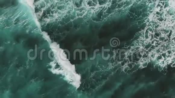 空中观景两个冲浪者试图在当地游泳通过巨大的绿松石色的波浪从美丽的景色视频的预览图