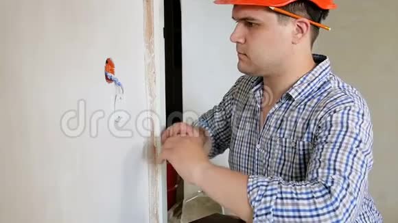男建造工或施工工人用测量胶带测量墙壁的特写慢动作视频男人视频的预览图