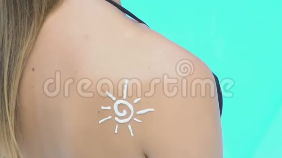 防晒乳液吸引身体微笑女士靠近游泳池护肤视频的预览图