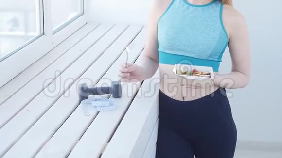 运动和健康饮食的概念健康的年轻女性吃鸡肉和蔬菜视频的预览图