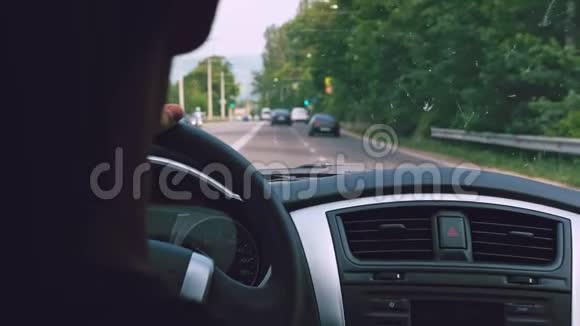 年轻人乘车在城市道路上旅行视频的预览图