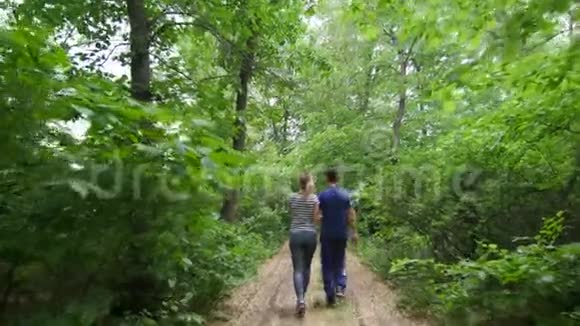 K4这对夫妇正走在森林小径上视频的预览图
