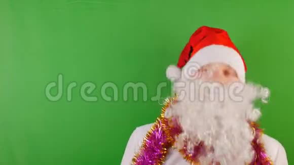戴着圣诞老人白胡子帽子的疯子戴着绿色Chroma钥匙的2019年新年和圣诞节视频的预览图