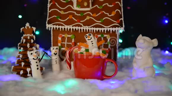 手工制作的可吃的姜饼屋玛格里的棉花糖雪人2020年的鼠标符号新年树视频的预览图