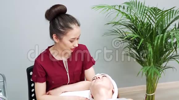 亚洲女性美容师在水疗沙龙美容前咨询病人视频的预览图
