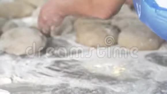 面包师把面团打包成面包视频的预览图