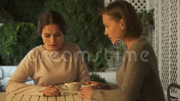嫉妒的女性拒绝朋友试图安慰她在姐妹之间争吵视频的预览图
