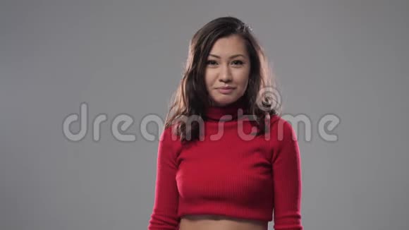 亚洲女孩露出一张自命不凡的脸视频的预览图