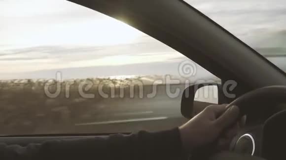 司机双手放在方向盘上视频的预览图