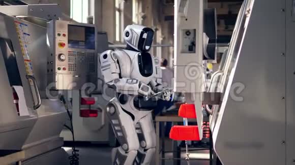 仿生机器人检查工厂设备在平板电脑上打字视频的预览图