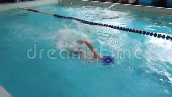 儿童游泳比赛室内游泳池视频的预览图