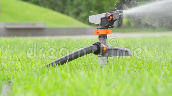 草地用洒水机浇水视频的预览图