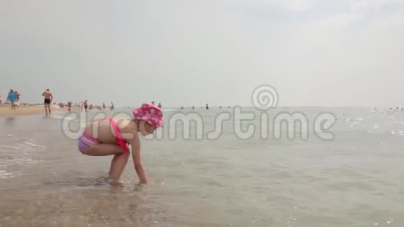 海滩上的小女孩视频的预览图