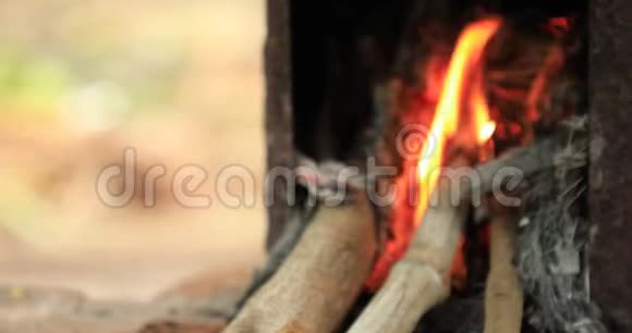 火和柴火在村子里燃烧背景是一个美丽的自然镜头视频的预览图