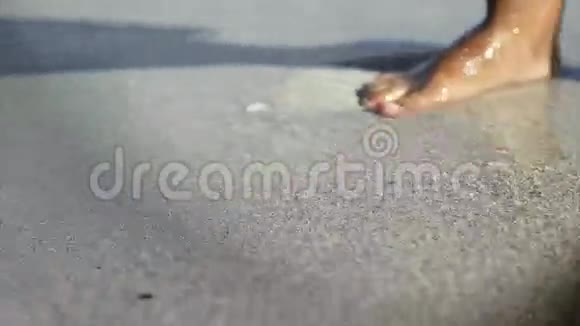 女人在沙滩上散步视频的预览图