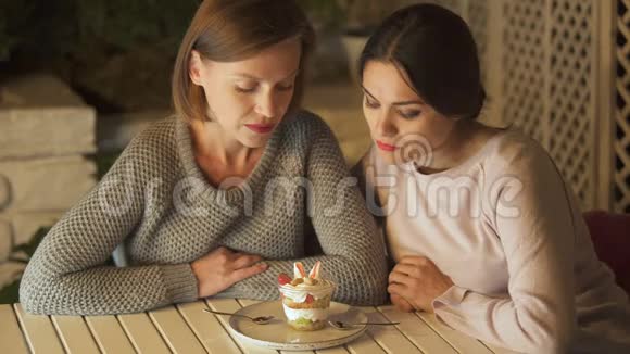 女性朋友决定不吃甜食把盘子移开视频的预览图