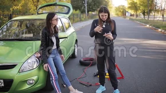 两个女孩能有一辆车并试图理解失败女孩要求在路上提供技术援助视频的预览图