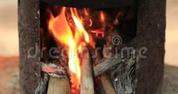 火中烧柴火柴火用作燃料村民早上做饭视频的预览图