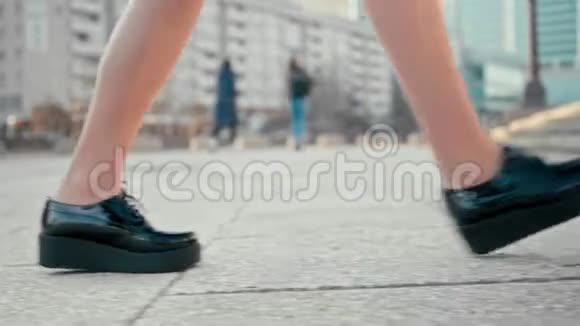 女足在专利平台鞋做台阶爬上楼梯户外视频的预览图