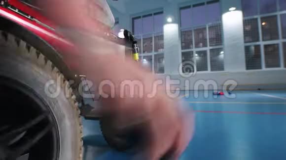 一个残疾人坐在轮椅上玩博奇亚扔球把框架交出来视频的预览图