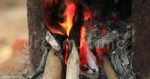 火中烧柴火柴火用作燃料村民早上做饭视频的预览图