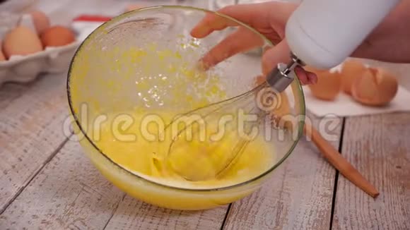 混合机将海绵蛋糕原料混合在玻璃碗里视频的预览图