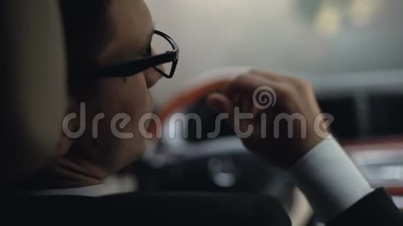 疲倦的商人摘下眼镜坐在车里患有偏头痛身体健康视频的预览图