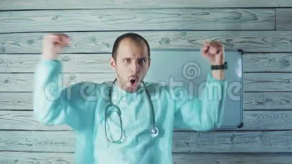 快乐的白人男性医生留着轻胡子在他的诊所跳舞视频的预览图