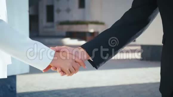 商人与女商人同事握手商人握手特写人们握手视频的预览图