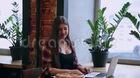 美女要在咖啡馆里吃披萨视频的预览图