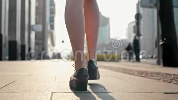 女鞋在大城市散步人们在春天骑自行车和滑板车视频的预览图