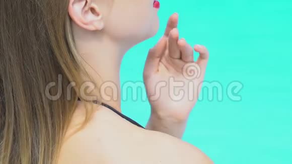 漂亮的女士红唇抚摸着身体躺在游泳池旁边心情很好调情视频的预览图