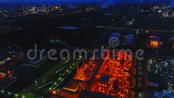 夜间空中照明气体和炼油厂视频的预览图