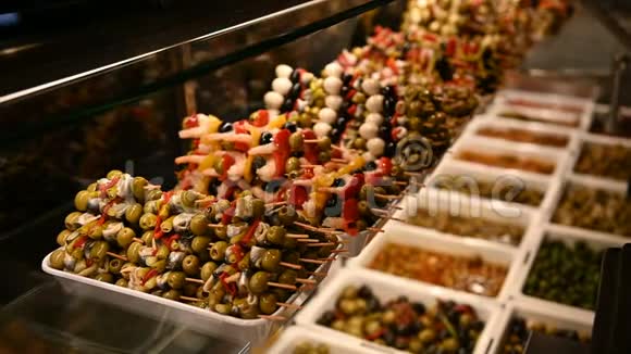 西班牙圣米格尔市场上各种传统的海鲜小吃视频的预览图