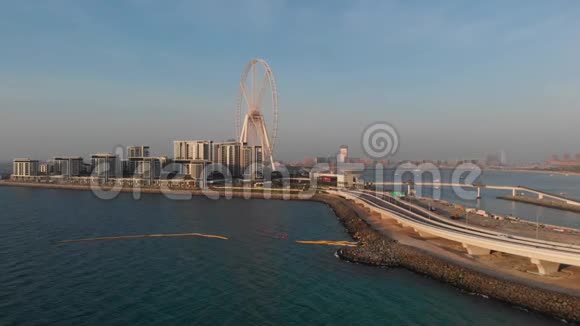蓝水岛上迪拜眼摩天轮的全景视频的预览图