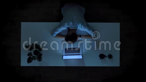 时间流逝睡眠疲惫的办公室工作人员男性在工作场所的头号镜头接近打开笔记本电脑运行时间视频的预览图