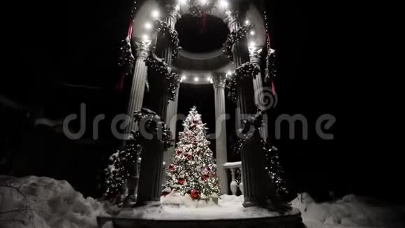 神奇的装饰构图在凉亭与圣诞树覆盖雪视频的预览图